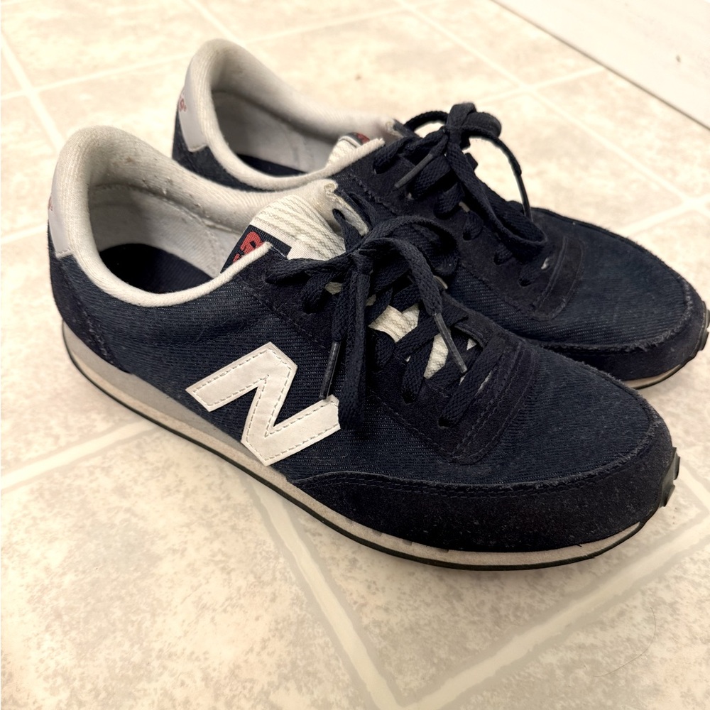 Women’s New Balance 410 Navy Blue and White Size 7.5